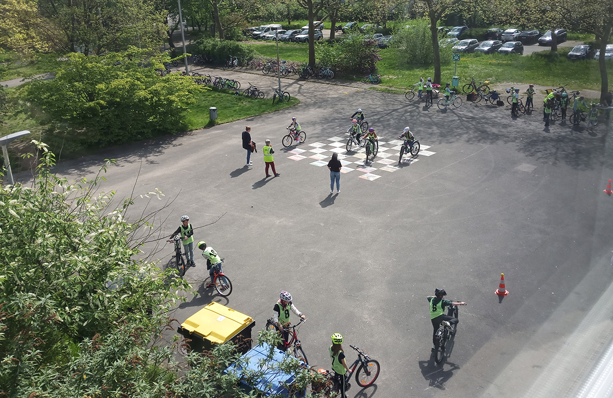 Fahrradtraining auf dem Schulhof vor der Bioteria